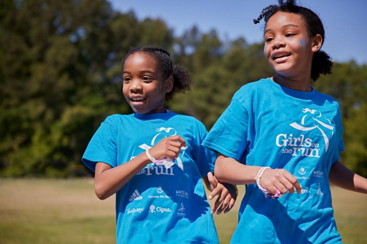 girls running